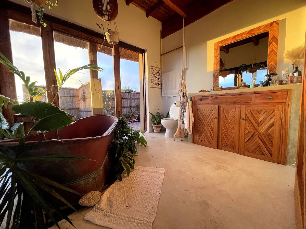 Casa de banho com banheira de cobre