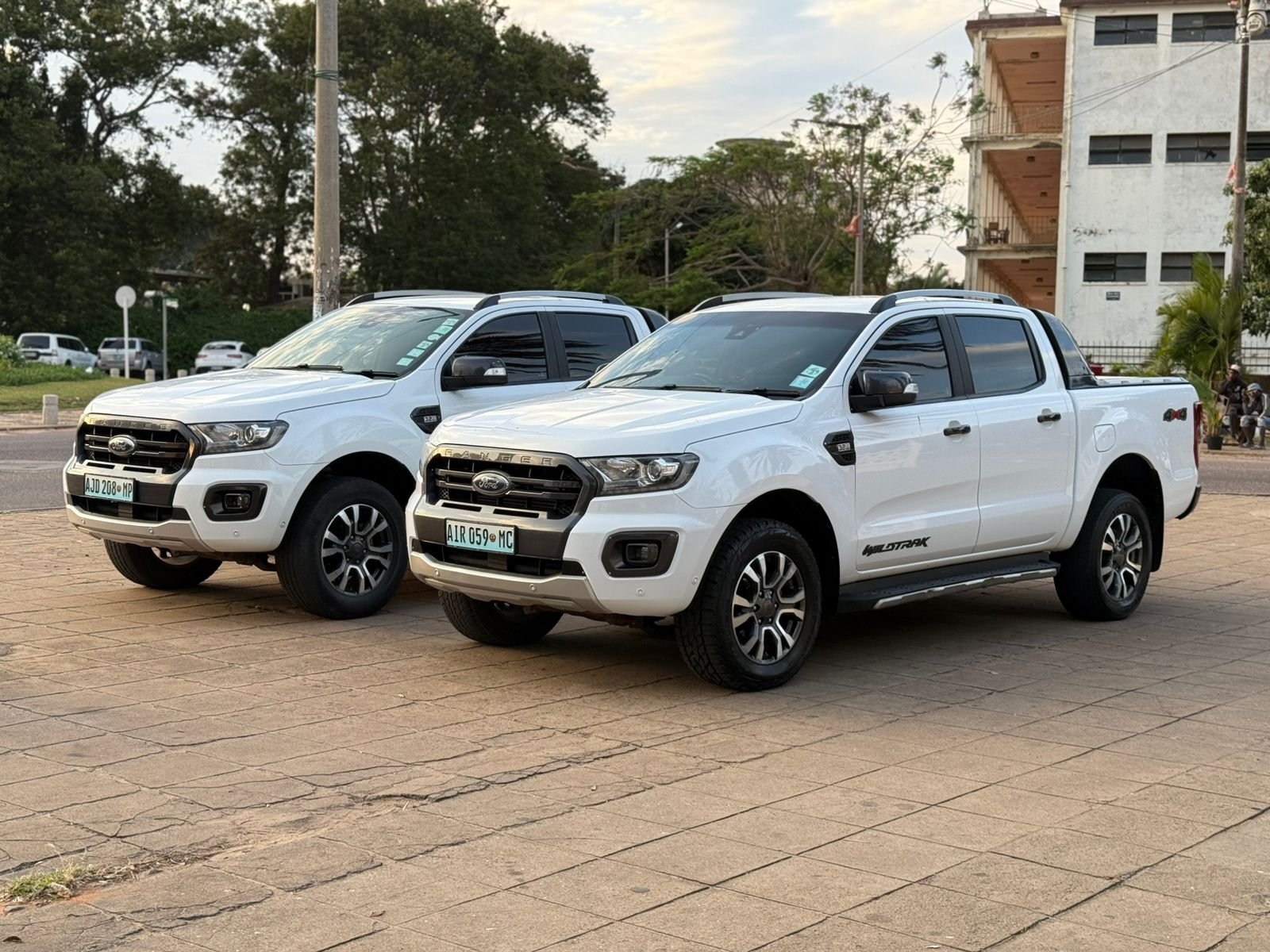 Duas pick-ups Ford Ranger brancas