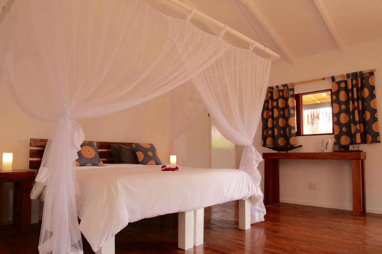Quarto com cama de dossel e mosquiteiro