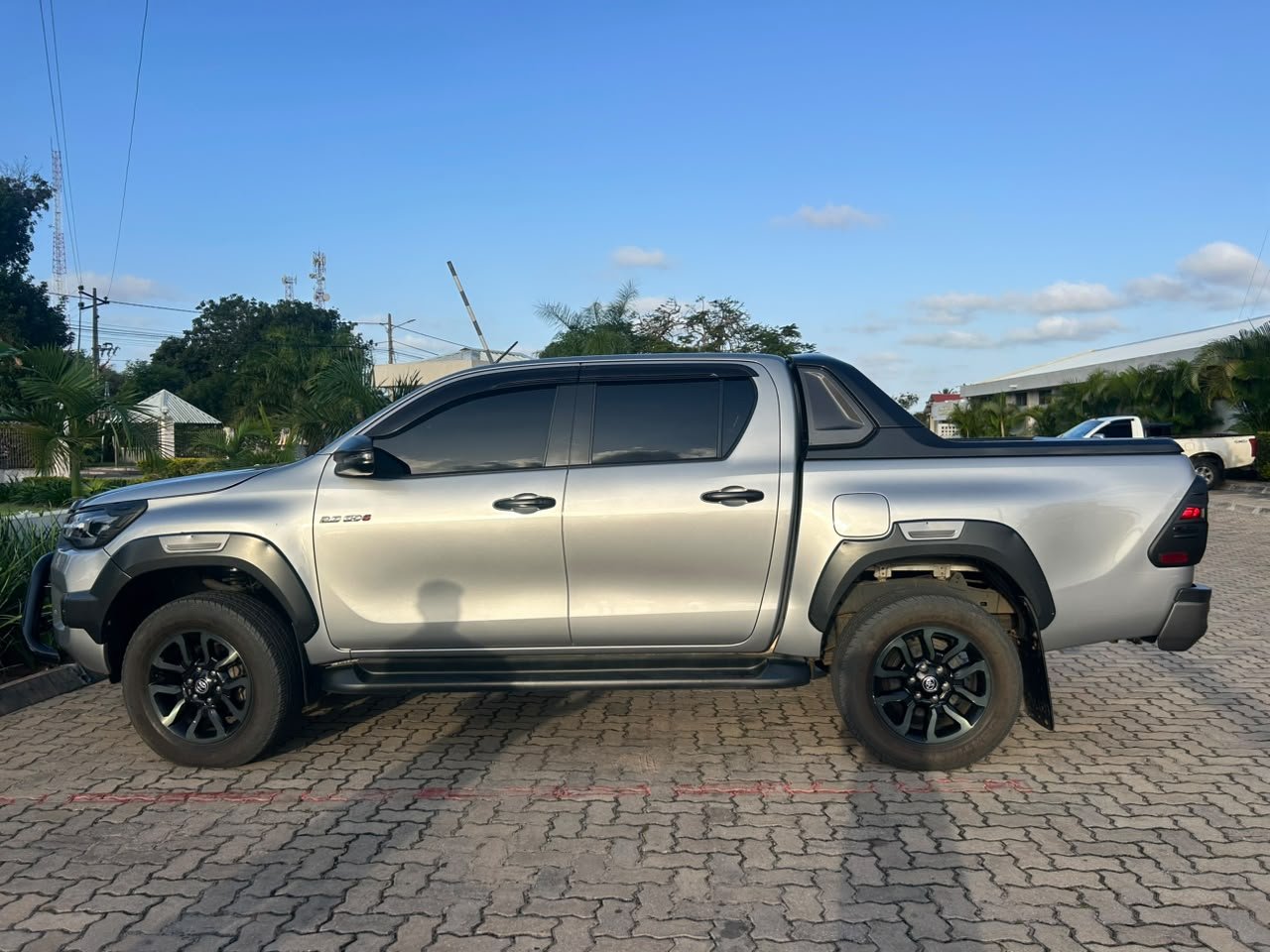 Toyota Hilux prateada